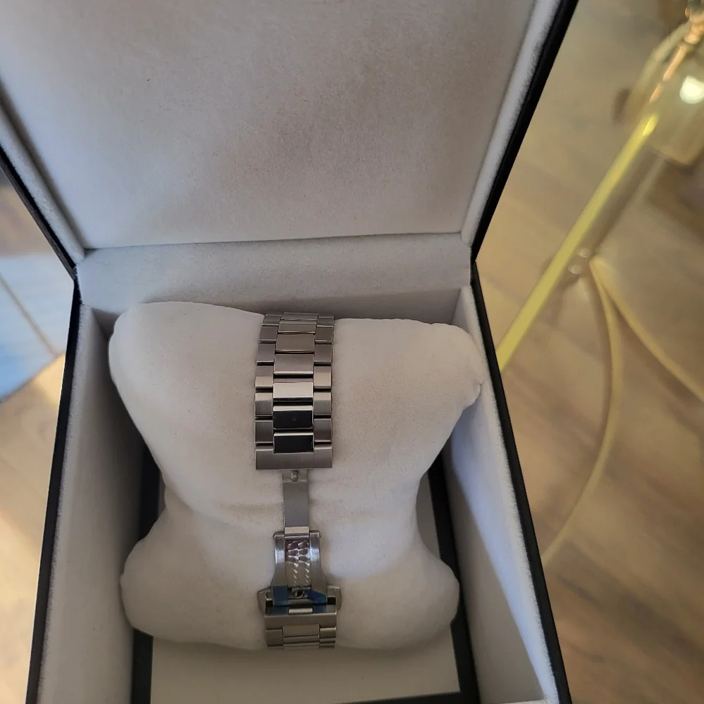 Authentic Gucci Bee Watch 38MM - Picture 5 of 11